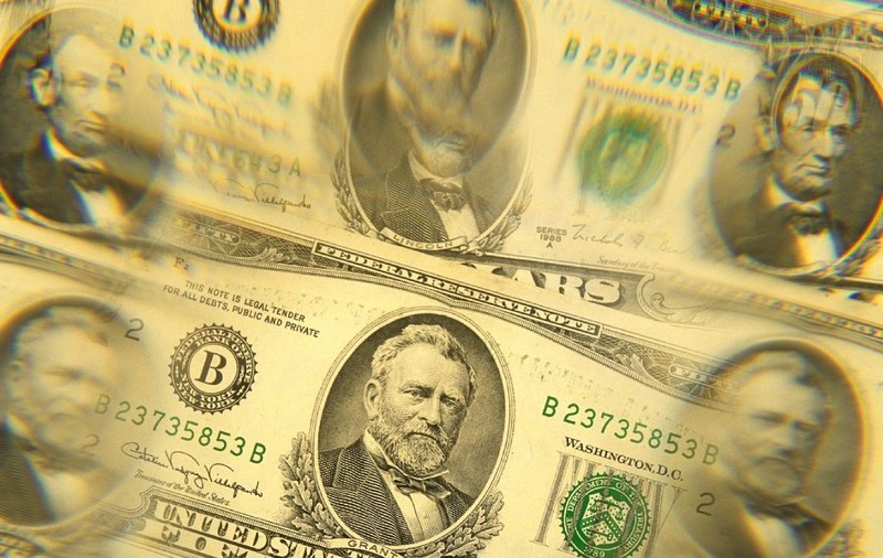 Dolarul american se prăbușește: cum vor fi afectați românii cu credite, vacanțe sau afaceri în SUA