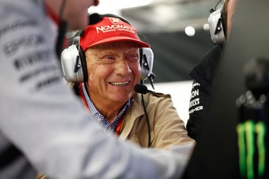 Niki Lauda, unul dintre cei mai cunoscuți piloți de Formula 1, la Grand Prix-ul Marii Britanii, în 2016. Fotografie din culise