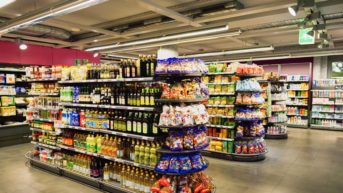 Consiliul Concurenței analizează scumpirea alimentelor. Rafturi cu alimente