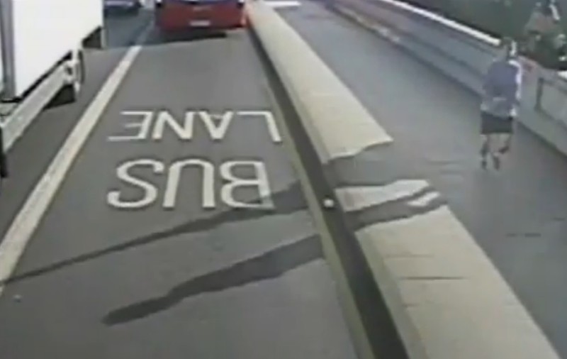VIDEO| Un alergător a împins o femeie în calea unui autobuz. Victima a scăpat cu viață printr-un miracol