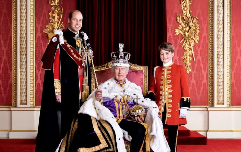 Monarhia britanică, într-o poză: Regele Charles al III-lea, alături de cei doi succesori, fiul și nepotul său, William și George
