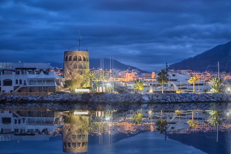 Turnul din Puerto Banus la Dusk din Marbella, Andaluzia, Spania. Foto: 123rf