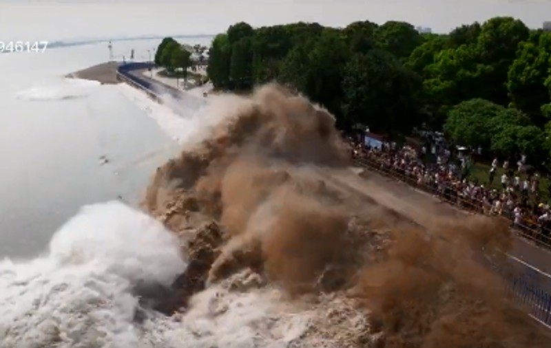 Spectacolul valurilor, pe fluviul Qiantang din China. În ciuda pericolului, oamenii se strâng pe faleza din Haining pentru a urmări fenomenul. VIDEO