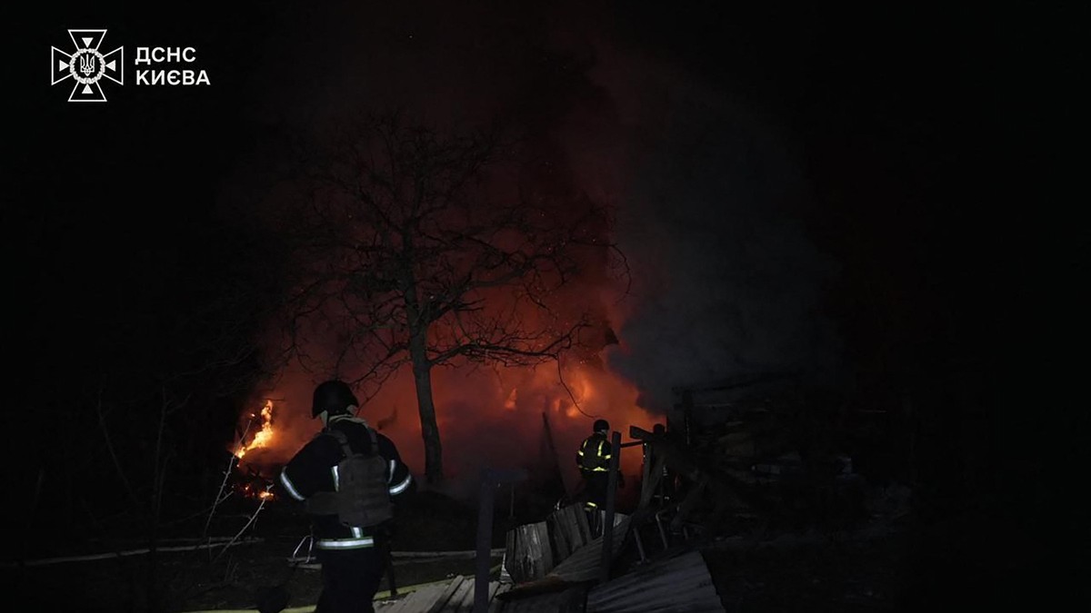 Pompierii ucraineni surprinși în timp ce încearcă să stingă un incendiu după atacul cu drone lansate de ruși, la Kiev