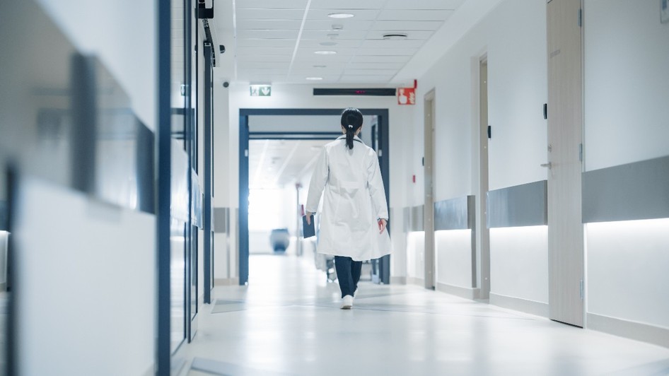 Un doctor care se află pe holul spitalului