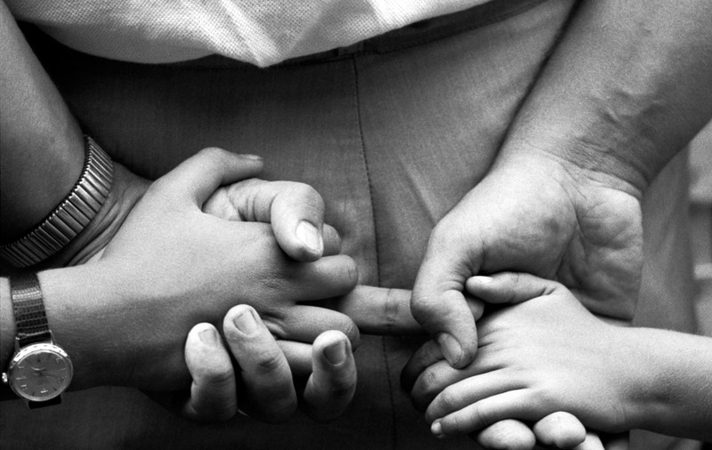 Un român și-a dat în judecată soția când a aflat că nu este tatăl fetei pe care a crescut-o 20 de ani. Apărarea: „Trăsăturile erau asemănătoare”