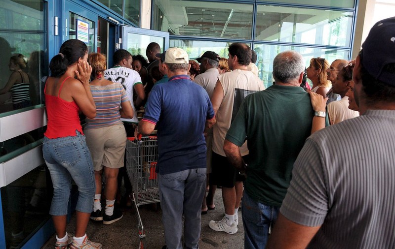 Cuba a introdus rații pentru alimente. Oamenii stau ore întregi la coadă ca să cumpere orez și fasole