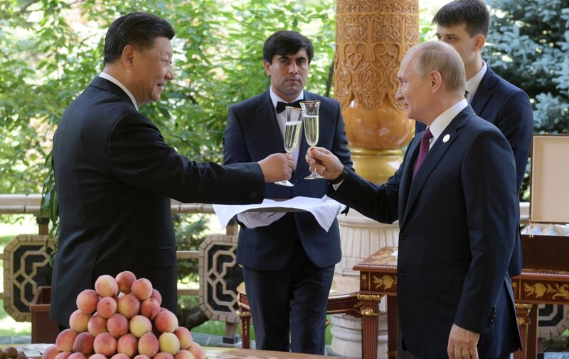 FOTO | Xi Jinping și-a sărbătorit ziua de naștere alături de Vladimir Putin. Președintele rus i-a adus în dar înghețată