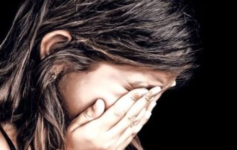 O fetiță de 10 ani, însărcinată după ce a fost violată de fratele său