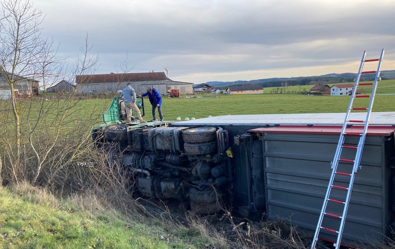 Șofer român de TIR scos cu greu din cabină, după ce, beat, a răsturnat camionul pe câmp, lângă o autostradă din Germania