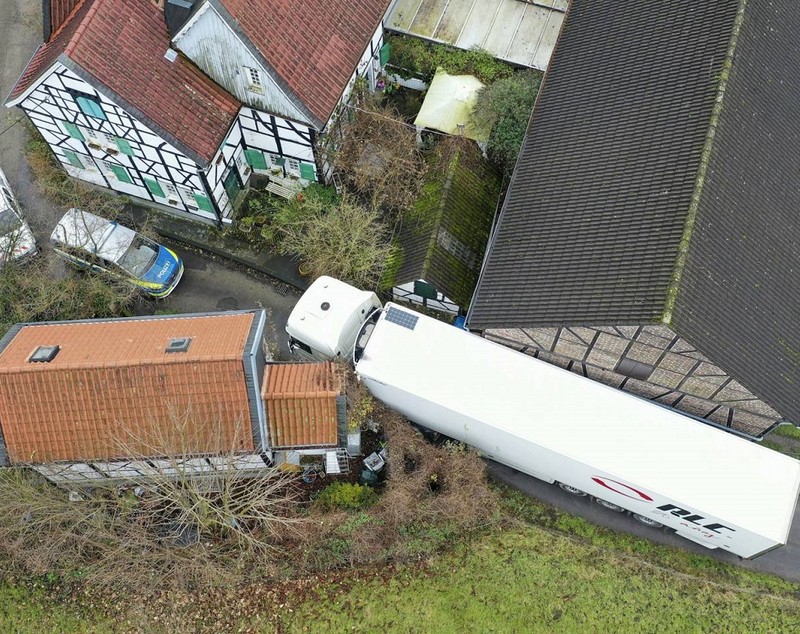 Un șofer român a crezut că șoseaua e prin curtea unei ferme și a lovit cu camionul de 40 de tone o casă veche de 600 de ani, în Germania