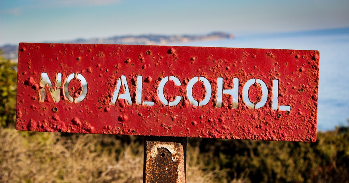 Care sunt ţările în care este interzis consumul de alcool - Imagine cu un semn de pe marginea unui drum, pe care scrie no alcohol.