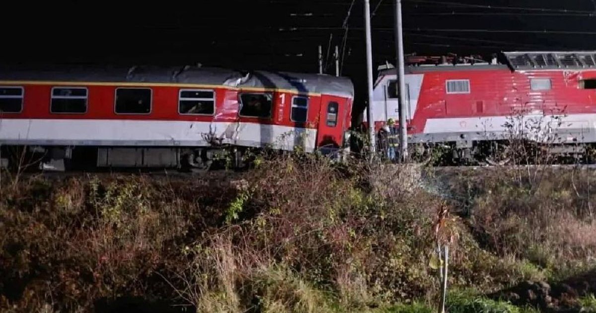 Doua trenuri s-au ciocnit in Slovacia. in imagine se vad locomotivele celor doua trenuri care s-au lovit