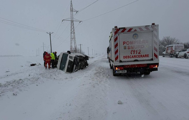 Un microbuz plin cu 16 oameni s-a răsturnat la Plopşoru, în Giurgiu. A fost activat planul roşu de intervenţie