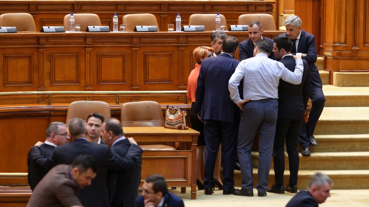 Deputații discută, în grupuri parlamentare, înaintea votului pentru noul șef al Camerei Deputaților, funcție rămasă liberă după condamnarea lui Liviu Dragnea. Foto: Inquam Photos / George Călin