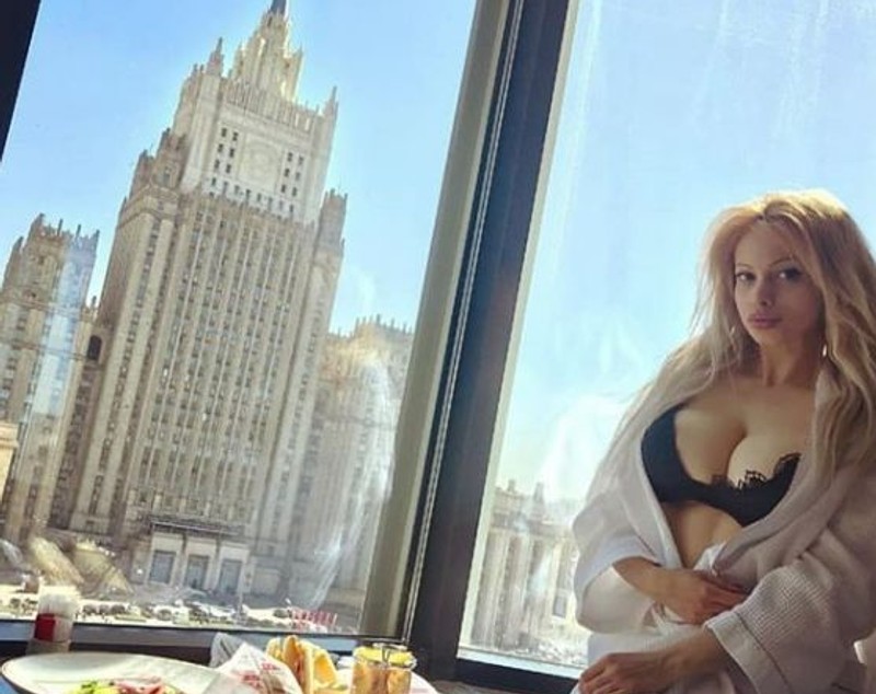 O blondă din Serbia rupe gura târgului cu formele sale. Se laudă că e sută la sută naturală | FOTO