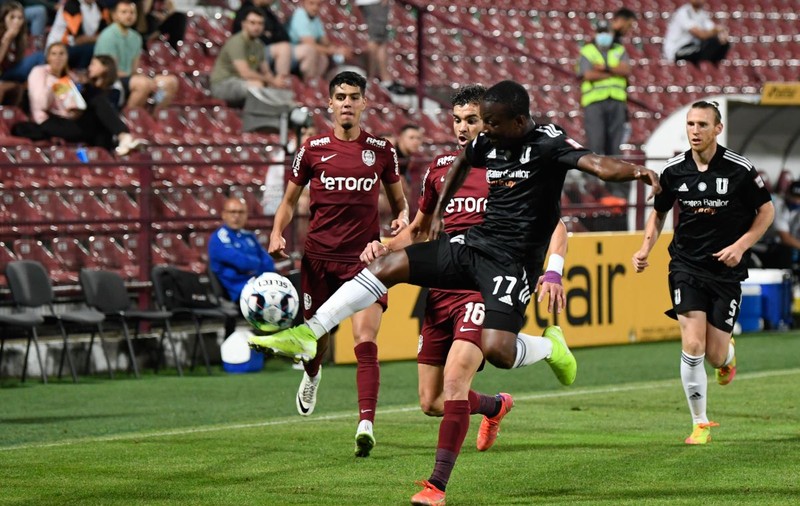 Un fotbalist care a jucat în România la FCU Craiova riscă să rămână paralizat, după ce s-a accidentat în timpul unui meci în China