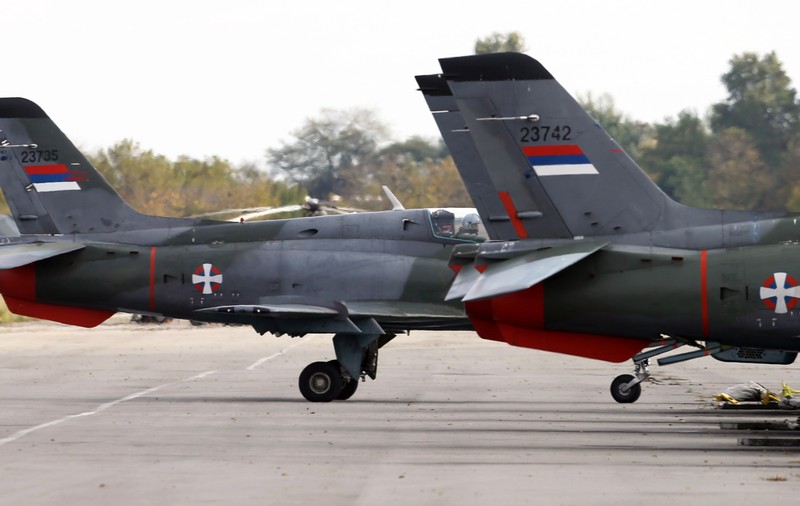 Avion militar prăbușit în Serbia. Doi piloți dați dispăruți