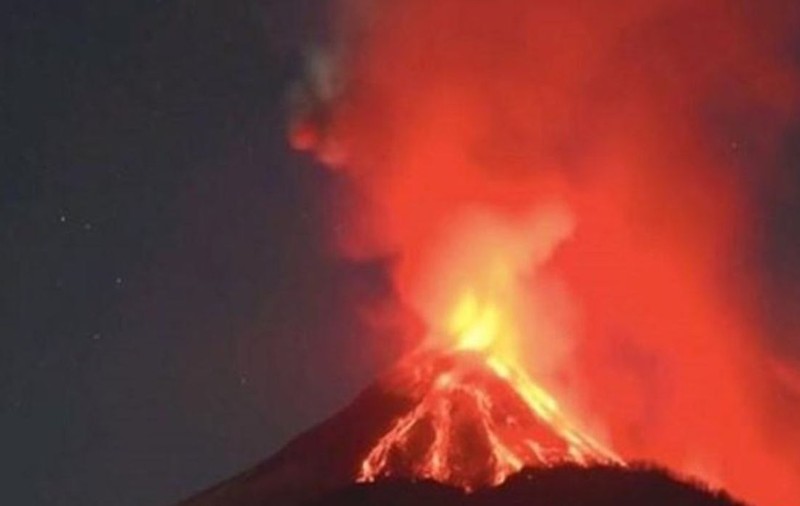 Momentul spectaculos în care un vulcan din Indonezia aruncă cenușă la peste 8 kilometri înălțime. Zboruri spre Bali, anulate