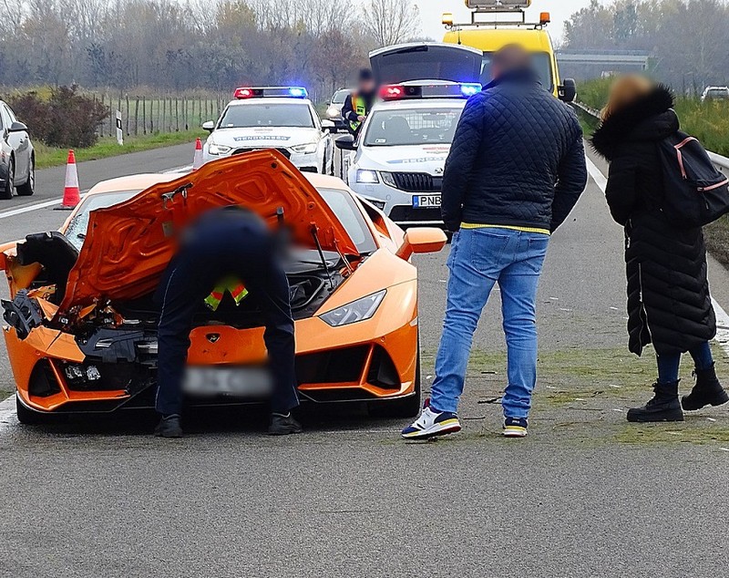 Lamborghini înmatriculat în România distrus pe o autostradă din Ungaria, într-o cursă ilegală cu mașini de lux