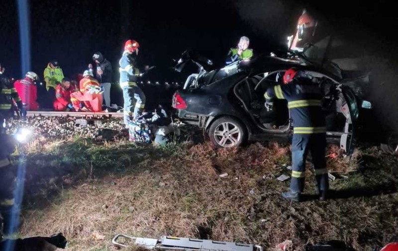 Mașină spulberată de tren la Podu Iloaiei, în județul Iași. O femeie a murit și doi bărbați au fost răniți