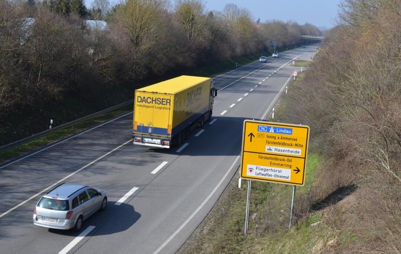 Accident în lanț pe un drum din Germania, după ce o fetiță de doi ani a aruncat pe geam geanta cu bani a tatălui său