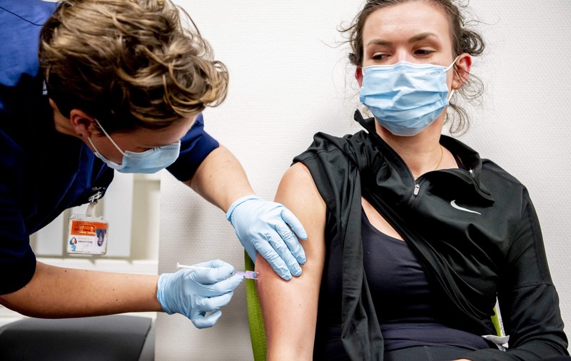 Organizațiile de sănătate și giganții tehnologici pun bazele ”pașapoartelor de vaccinare”. La ce pot fi utile oamenilor