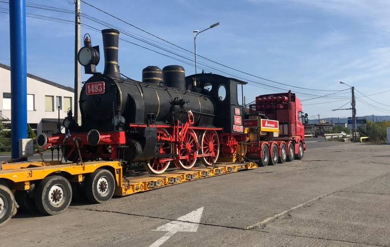 O locomotivă cu aburi din Dej, recuzită în filmul  “Ocolul Pamântului în 80 de zile”. Colosul de 40 de tone a plecat spre București