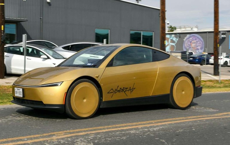 Tesla Cybercab și-a început oficial cursele cu pasageri în Austin, Texas.