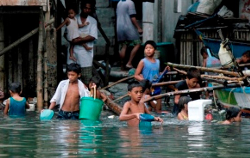 FOTO / Opt morţi într-o furtună tropicală în Filipine