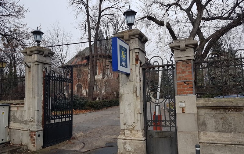 În curtea sediului PNL din București vor fi construite trei blocuri cu patru etaje. Proiectul, adoptat azi de CGMB, este contestat de liberali și USR