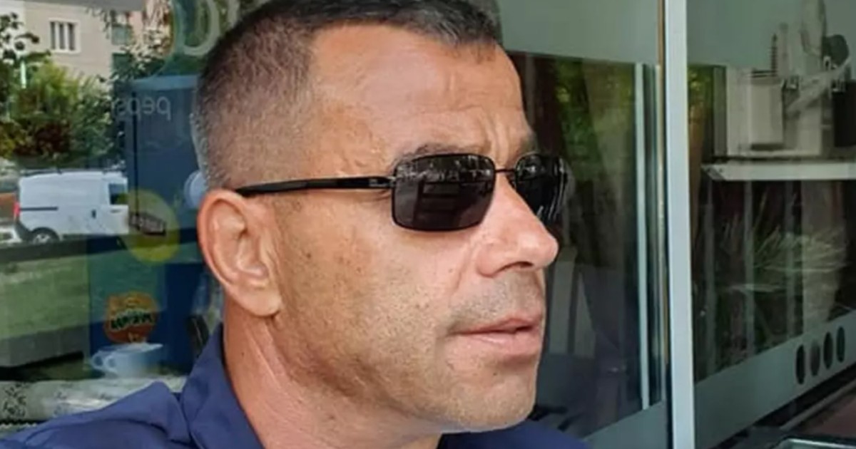 În imagine este ilustrat un bărbat cu ochelari pe față