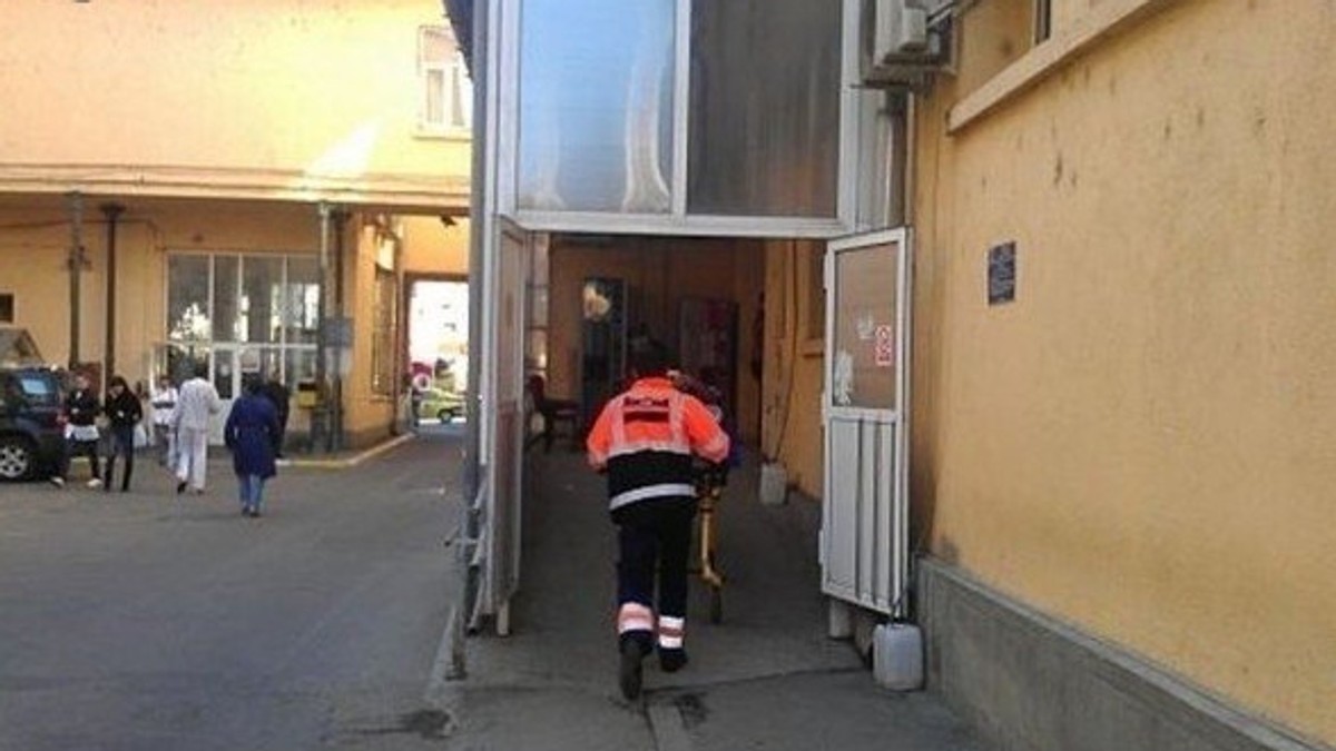 Doi copii de 14 și 16 ani au ajuns aproape în comă alcoolică la spitalul din Iași. Au băut votcă și whisky