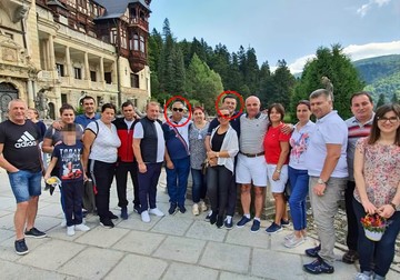 Marin Mototolea, încercuit în centru, și Niculae Bădălău , în dreapta, la Palatul Peleș