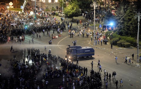 Jandarmeria a folosit inclusiv tunuri de apă pentru dispersarea participanților de la mitingul din 10 august 2018. Sursă foto: Hepta.