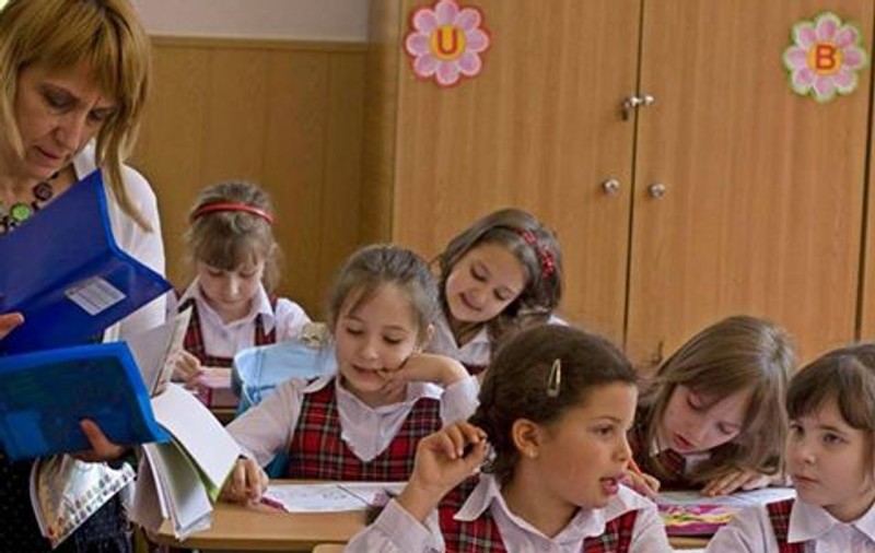 Elevii de clasa a cincea vor primi manualele pe stick