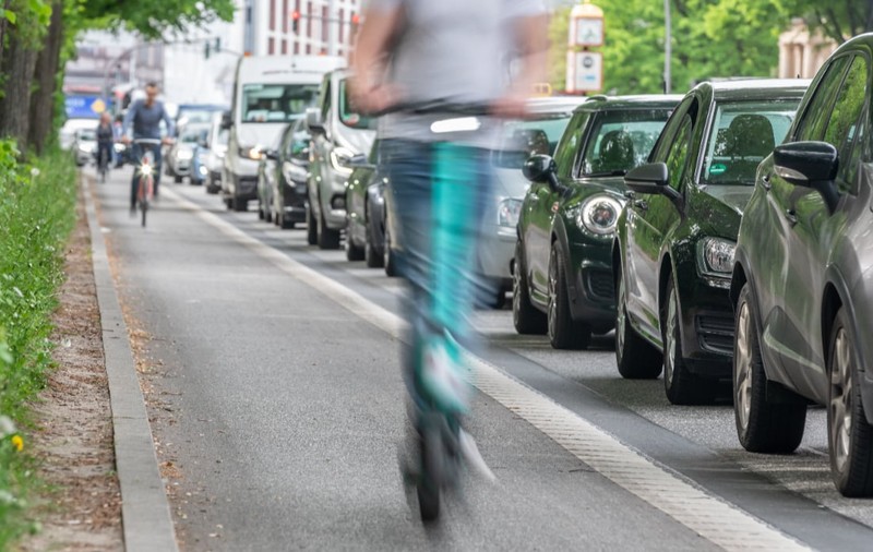 Doi tineri pe o trotinetă electrică au condus cu peste 70 km/h și au depășit o mașină, pe o stradă din Austria