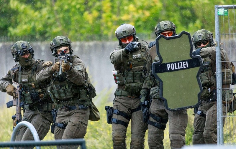 Germania anunță că a dejucat o lovitură de stat, plănuită de extremiști, foști militari și un aristocrat. 25 de oameni au fost arestați