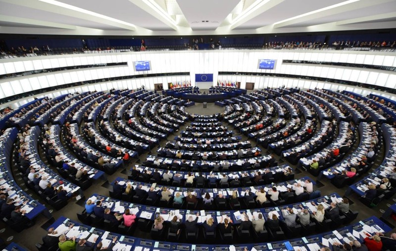 Scandal în Uniunea Europeană! Europarlamentarii îşi trag pensii de 50.000 € pe an