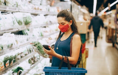 Alimentele s-au scumpit cu 53% în România, dar salariul minim brut cumpără cu peste 20% mai multă hrană