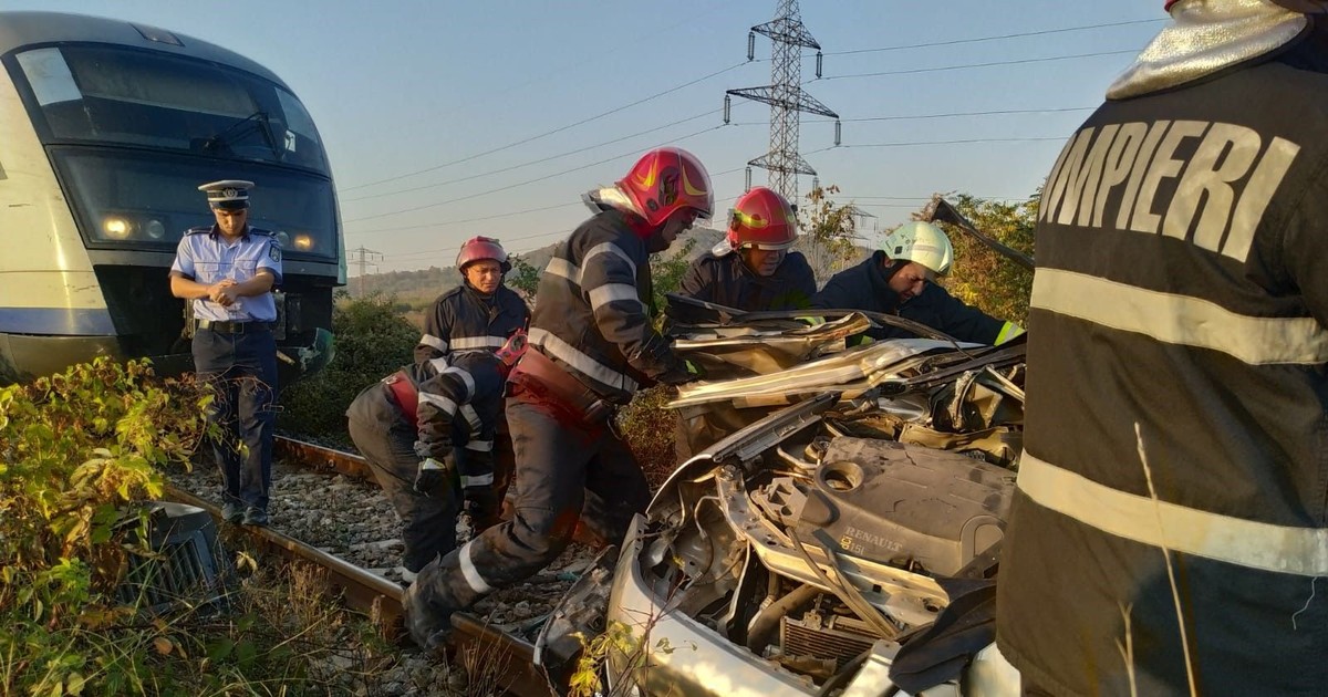 VIDEO |Mașină lovită de tren în județul Dâmbovița. Doi oameni au murit