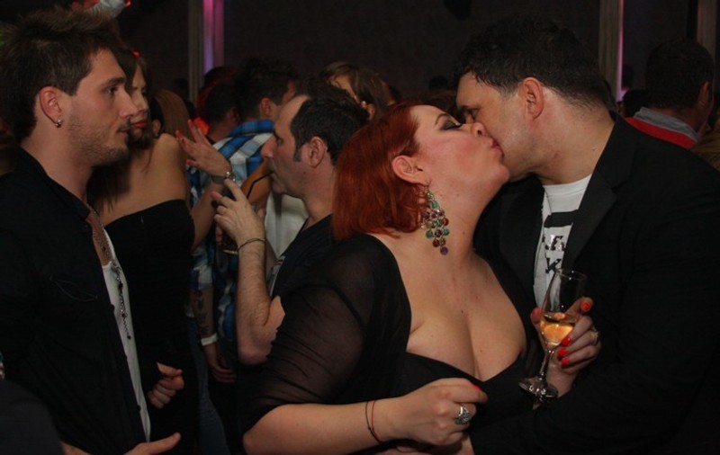 WOW! Oana Roman are iubit nou? S-a pupat cu un bărbat misterios o seară întreagă şi nu s-a dezlipit de el