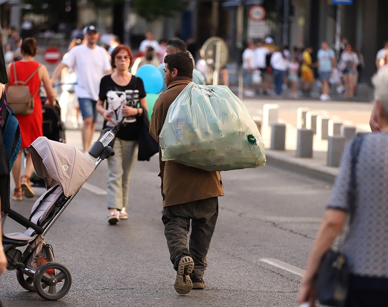 O altă față a programului de garanție-reciclare. Alergând după PET-uri prin București: „Nu dau în cap, nu tâlhăresc, sunt bani munciți! Scot un milion, un milion jumate pe zi”