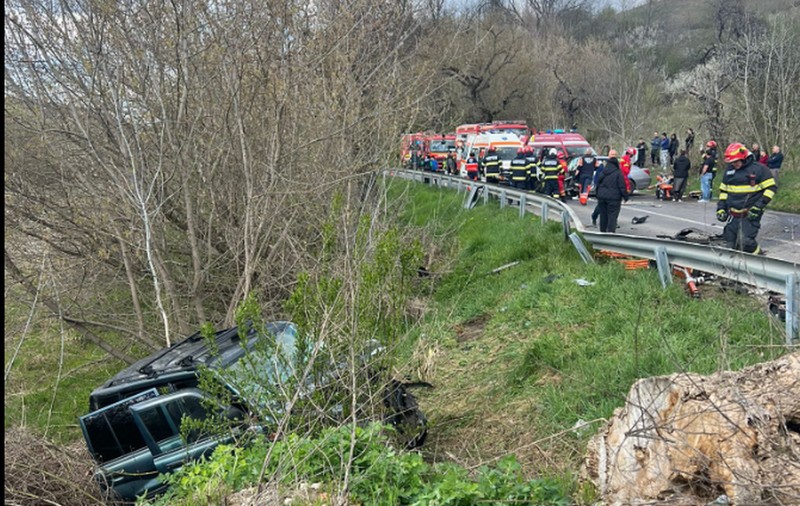 Plan Roșu activat la Sibiu, după ce două mașini s-au ciocnit violent: elicopterul SMURD, trimis la fața locului