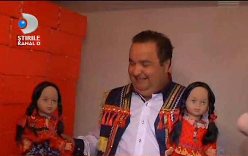 Fiul regelui Cioabă lansează o PĂPUŞĂ după chipul şi asemănarea PRIMULUI BULIBAŞĂ AL RROMILOR CĂLDĂRARI! Foto