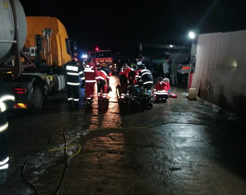 Un bărbat din Ploiești a leșinat într-o cisternă pe care o curăța. El a fost dus la spital