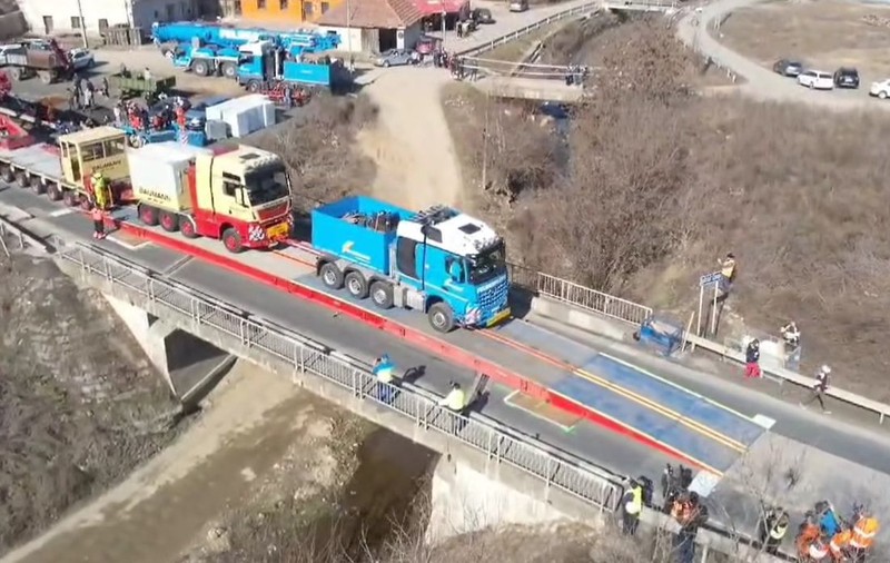 Cum trece transportul agabaritic record pentru România peste podul din Conop, Arad: „S-a utilizat cu succes tehnologia flyover”