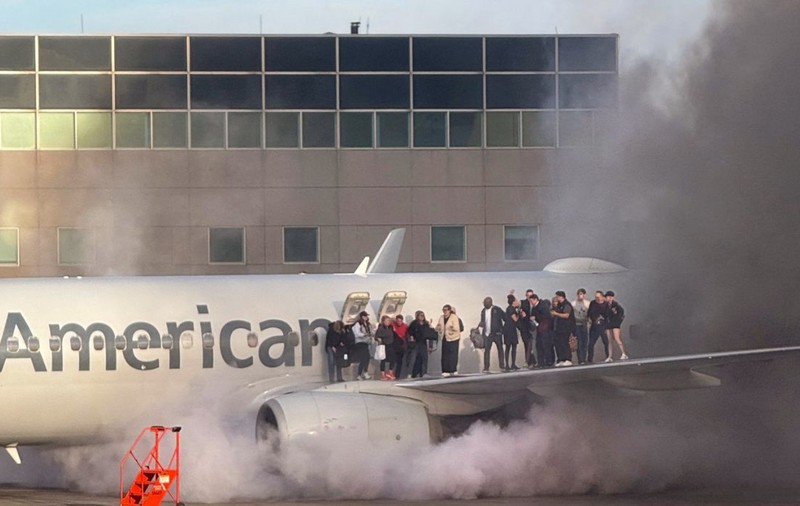 Pasageri scoși pe aripă după ce a luat foc motorul unui avion American Airlines: „Am fost îngrozită”