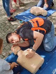 Adrian, exemplificând ce trebuie să facă o persoană care intervine să dea primul-ajutor
