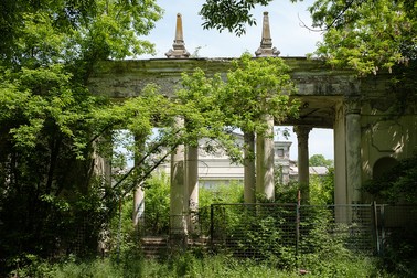 Accesul în parc este blocat de un gard de plasă și de bălării. Foto: Vlad Chirea / Libertatea